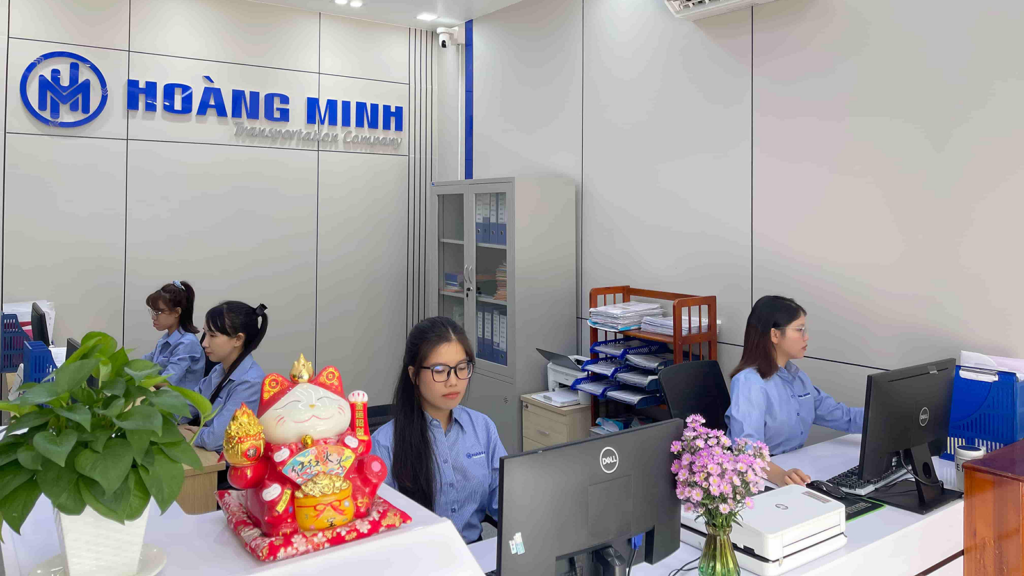 Đội ngũ CSKH luôn sẵn sàng hỗ trợ 24/7 khi thuê xe 4 chỗ tại Hoàng Minh