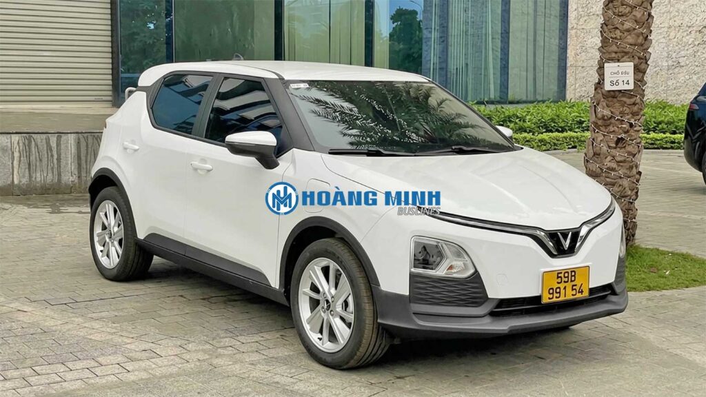 Xe-du-lịch-4-chỗ-phục-vụ-khách-hàng-đi-tham-quan-các-địa-điểm-nổi-tiếng-tại-Huế
